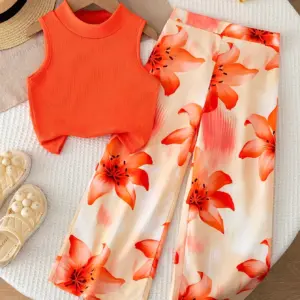 Ensemble deux pièces orange pour filles, style vacances : un crop top uni côtelé sans manches à col montant et une jupe fluide à imprimé lys.