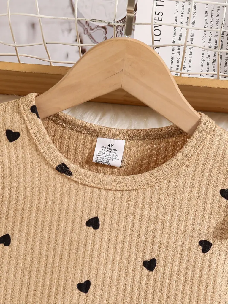Ensemble 2 pièces pour filles au printemps et en automne : Ensemble robe élégant et tendance pour jeunes filles, comprenant un haut à manches longues à col rond, dentelle côtelée, manches bouffantes, imprimé cœurs et pois + jupe noire avec nœud et décoration boutonnée. Tenue pour filles pour les sorties, les fêtes, les vacances et un style automnal féminin. Vêtements décontractés pour enfants, confortables, simples, polyvalents et doux, pour le printemps. Convient comme cadeau pour l'Aïd, Pâques, le Carnaval et le Nouvel An chinois