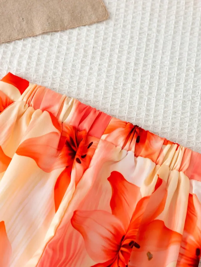 Ensemble deux pièces orange pour filles, style vacances : un crop top uni côtelé sans manches à col montant et une jupe fluide à imprimé lys.