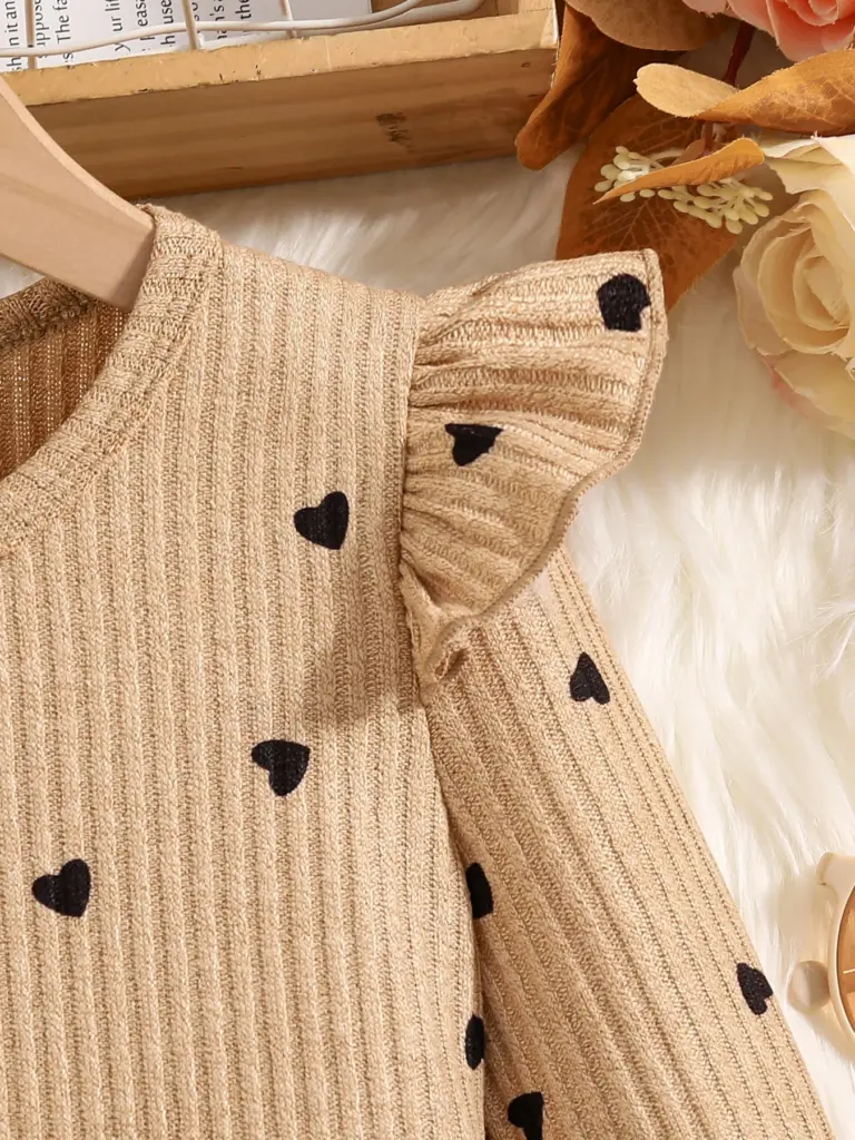 Ensemble 2 pièces pour filles au printemps et en automne : Ensemble robe élégant et tendance pour jeunes filles, comprenant un haut à manches longues à col rond, dentelle côtelée, manches bouffantes, imprimé cœurs et pois + jupe noire avec nœud et décoration boutonnée. Tenue pour filles pour les sorties, les fêtes, les vacances et un style automnal féminin. Vêtements décontractés pour enfants, confortables, simples, polyvalents et doux, pour le printemps. Convient comme cadeau pour l'Aïd, Pâques, le Carnaval et le Nouvel An chinois