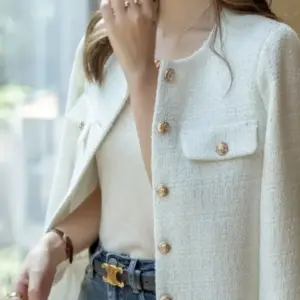 2025 laine Tweed manteau mode haut de gamme bouton doré court mince tempérament printemps et automne coréen manteaux femmes veste