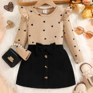 Ensemble 2 pièces pour filles au printemps et en automne : Ensemble robe élégant et tendance pour jeunes filles, comprenant un haut à manches longues à col rond, dentelle côtelée, manches bouffantes, imprimé cœurs et pois + jupe noire avec nœud et décoration boutonnée. Tenue pour filles pour les sorties, les fêtes, les vacances et un style automnal féminin. Vêtements décontractés pour enfants, confortables, simples, polyvalents et doux, pour le printemps. Convient comme cadeau pour l'Aïd, Pâques, le Carnaval et le Nouvel An chinois
