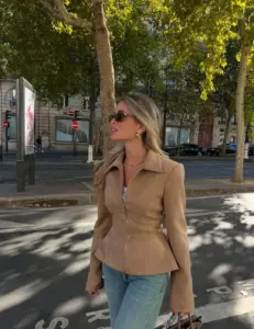 Manteau court vintage pour femme, cintré à la taille, à manches longues, avec fermeture éclair et col à revers, nouvelle collection 2026, vêtement de ville pour femme pour les trajets quotidiens.